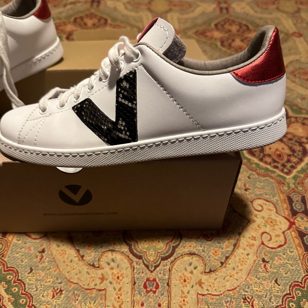 Victoria Sneakers